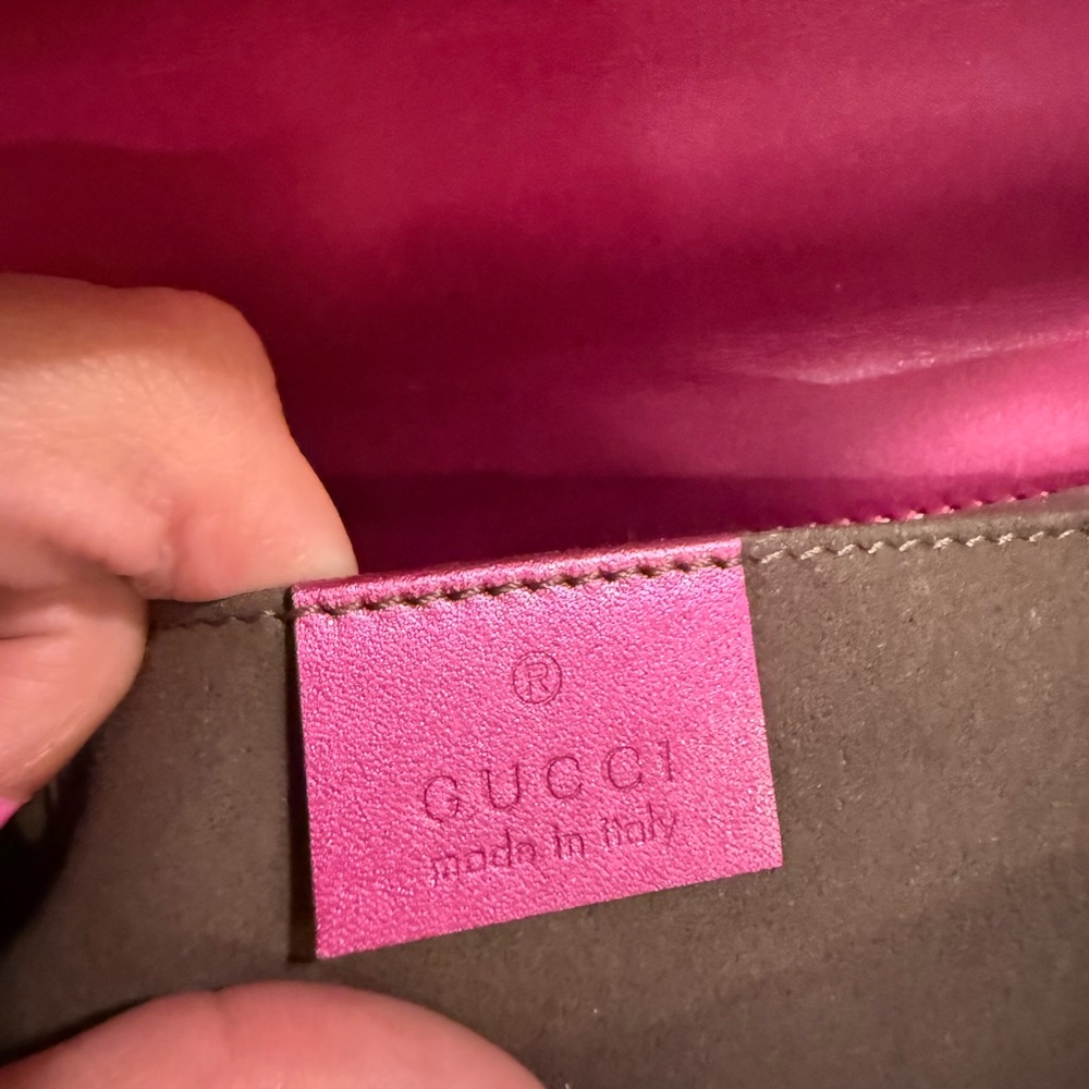 SOLD
Limited Edition Authentic Gucci Metallic Pink Galassia Padlock - Picture 11 of 15